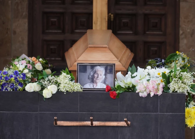 Latviešu teātra un kino aktrises Elvīras Baldiņas bēres.