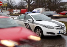 Viltoti dokumenti un braukšana bez tiesībām: policija pieķer trešo valstu šoferus