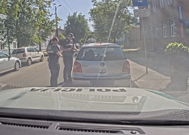 Avotu apkaimē apturot autovadītāju ar savādu braukšanas manieri, atklājas satraucoša aina