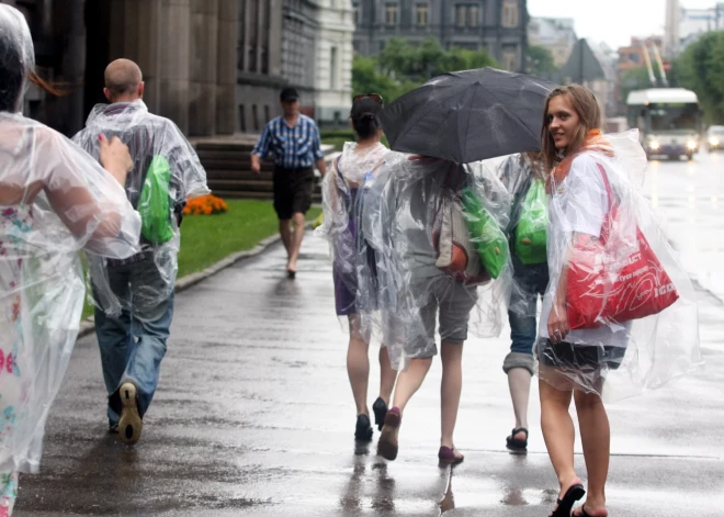 Ceturtdien vietām iespējams postošs pērkona negaiss ar vētru un krusu
