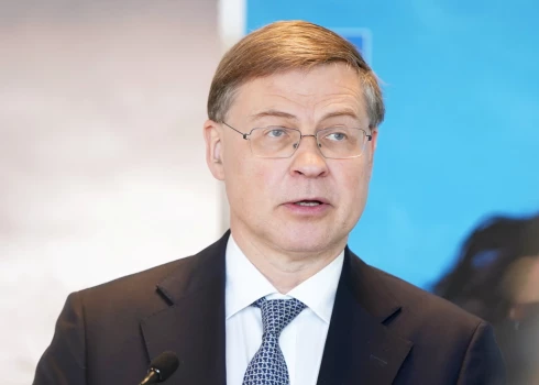  Ekonomikas un produktivitātes, īstenošanas un vienkāršošanas komisārs Valdis Dombrovskis (JV).