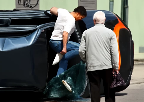 Video redzams, kā Emilija izkāpj no uz sāniem apgāzušās “CityBee” mašīnas Krāsotāju ielā. 