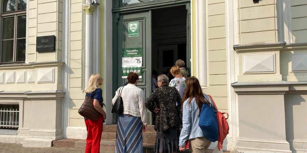 Vēlētāju rinda pie 1. ģimnāzijas.