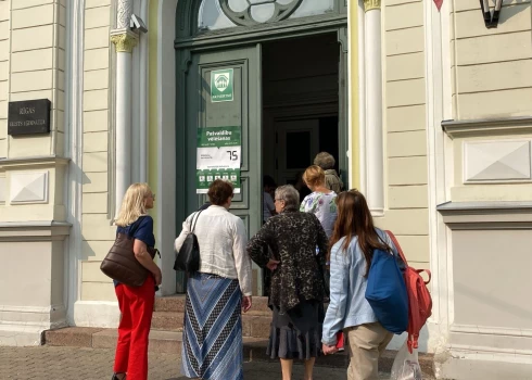 Vēlētāju rinda pie 1. ģimnāzijas.