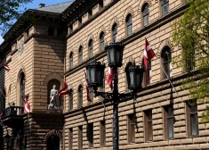 "Izglītības formai jābūt pielāgotai bērna vajadzībām – nevis otrādi!" – Tālmācības aizstāvji pie Saeimas rīkos piketu