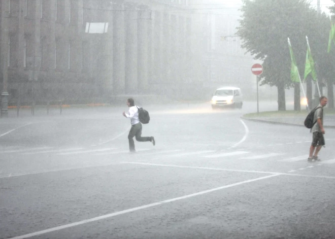 Brīdina par spēcīgu pērkona negaisu. Kādi drošības pasākumi jāņem vērā?