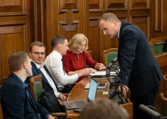 Saeimas deputātiem visbiežāk piemēroti sodi par ātruma pārsniegšanu un ieroču likuma pārkāpumiem