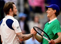 Siners pārliecinoši uzvar Bubļiku un sasniedz otro pusfinālu pēc kārtas "French Open