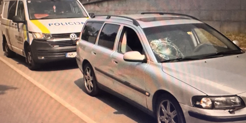 О том, что автомобиль Volvo попал в аварию, свидетельствует глубокая вмятина в лобовом стекле. 