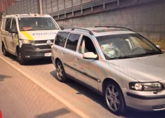 Авария на опасном переходе в Риге: пешеход получил травму головы, водитель пытался скрыться, но его задержал очевидец