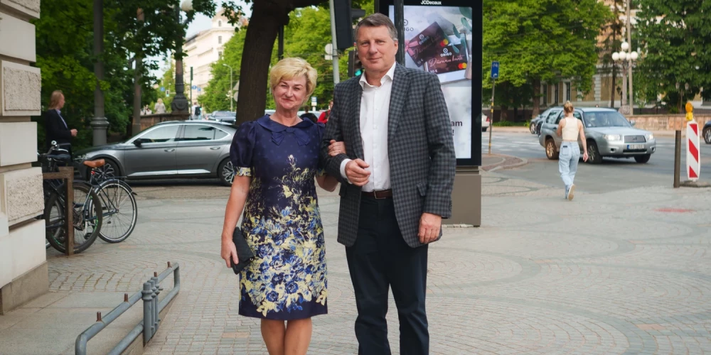 Uz pirmizrādi bija ieradies arī eksprezidents Raimonds Vējonis ar kundzi.