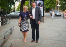 FOTO: teātra mīļotāji pulcējas uz ukraiņu režisora Troicka iestudējumu "Karalis Ibī un citi monstri"