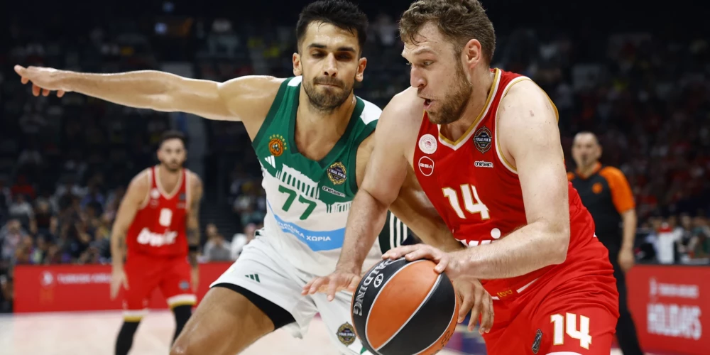 Abu Grieķijas grandu starpā ir īpaši nokaitētas attiecības jau gadiem. "Olympiacos" līderis bulgārs Aleksandrs Vezenkovs uzbrukumā pret turku Omeru Jurcevenu.