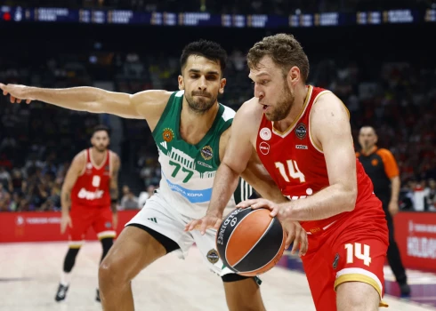 Abu Grieķijas grandu starpā ir īpaši nokaitētas attiecības jau gadiem. "Olympiacos" līderis bulgārs Aleksandrs Vezenkovs uzbrukumā pret turku Omeru Jurcevenu.