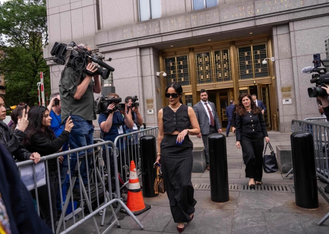 "Izņem ieroci, nindzja! Es tevi izaicinu!" – no Diddy tiesas prāvas izraidīta satracināta sieviete