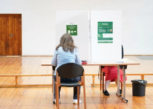 Pašvaldību vēlēšanu iepriekšējā balsošana 140. vēlēšanu iecirknī Rīgas Valsts tehnikumā.