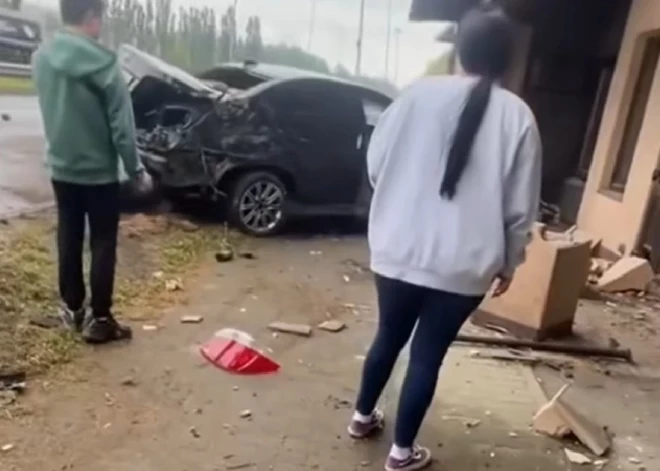 Deglava ielā kāds jaunietis nespēj savaldīt spēkratu un ietriecas ēkas sienā