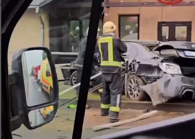 ВИДЕО: в Риге на улице Августа Деглава автомобиль врезался в стену здания