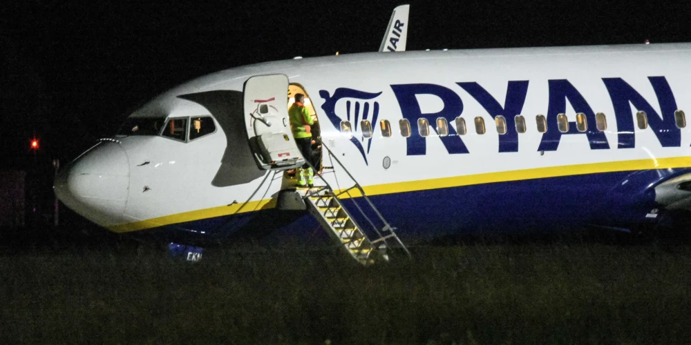 Aviokompānijas "Ryanair" reiss uz Milānu trešdienas vēlā vakarā bija spiests veikt ārkārtas nosēšanos Vācijas dienvidos spēcīgas turbulences dēļ.