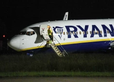 Trīs "Ryanair" pasažieri pēc lidojuma nogādāti slimnīcā. Kas notika?