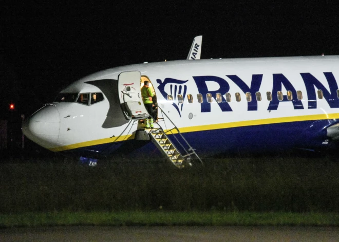 Trīs "Ryanair" pasažieri pēc lidojuma nogādāti slimnīcā. Kas notika?