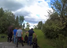 VIDEO: Rēzeknes novadā pēc nelikumīgas robežas šķērsošanas aizturētas sešas personas