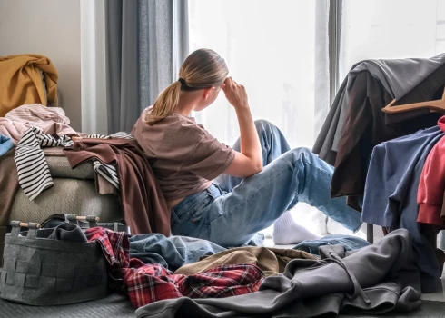 No malas krāšana var šķist nevainīgs, sentimentāls ieradums, taču psiholoģijā mēs tajā saskatām ko vairāk: krāšana ļoti bieži nav par mantām – tā ir par nedrošību, pagātnes pieturēšanu un bailēm no zaudēšanas.
