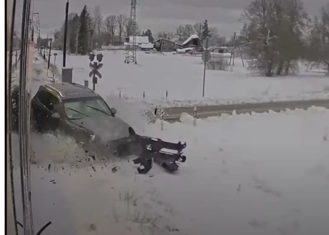 Шокирующее видео от Latvijas dzelzceļš: водители игнорируют шлагбаумы на переездах и даже сбивают их