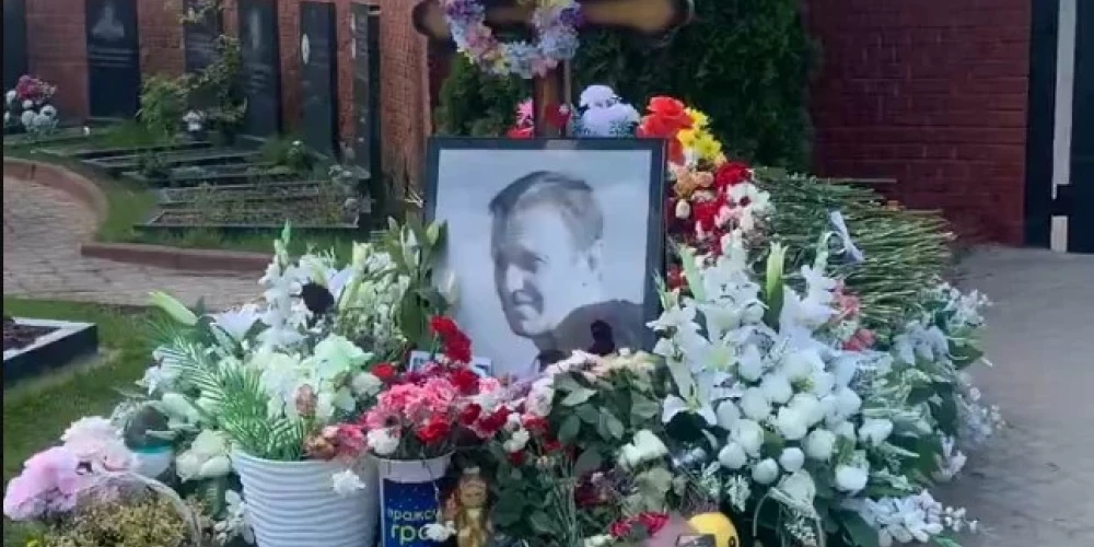 4 июня Алексею Навальному должно было исполниться 49 лет. На Борисовском кладбище в Москве собрались несколько десятков человек, которые пришли почтить память убитого политика.