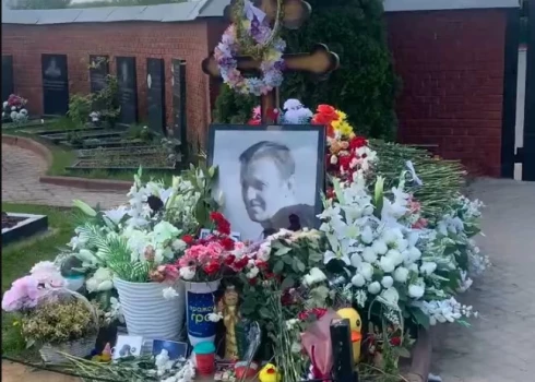 4 июня Алексею Навальному должно было исполниться 49 лет. На Борисовском кладбище в Москве собрались несколько десятков человек, которые пришли почтить память убитого политика. 