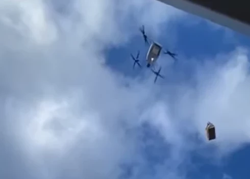 “Deliveroo” pārstāvji norādījuši, ka tas ir "jauna ēdiena piegādes laikmeta sākums", kas ļaus samazināt pasūtījumu izpildes laiku, samazināt satiksmes sastrēgumus un izmešus.