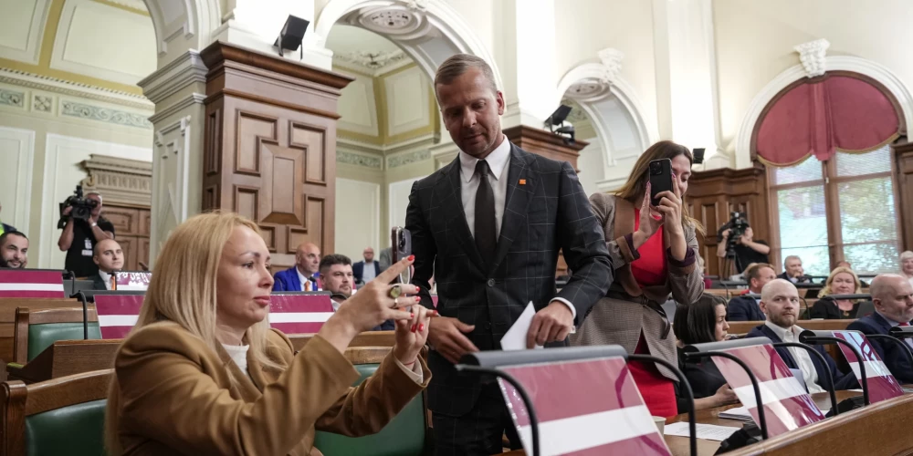 Deputātu Alekseju Rosļikovu izraida no Saeimas sēžu zāles.
