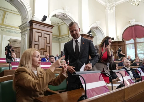 Deputātu Alekseju Rosļikovu izraida no Saeimas sēžu zāles.