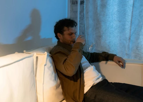 Alkohols arvien vairāk ienāk ikdienā - tas ir kļuvis par "uztura bagātinātāju", tas atrodas veikalos blakus maizei un pienam - tas ir tas, ko var redzēt veikalos.
