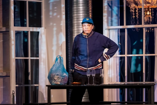 Сцена из спектакля.