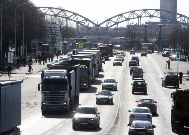 Крупногабаритные грузы на дорогах Латвии: иностранные водители продолжают нарушать закон без финансовых последствий