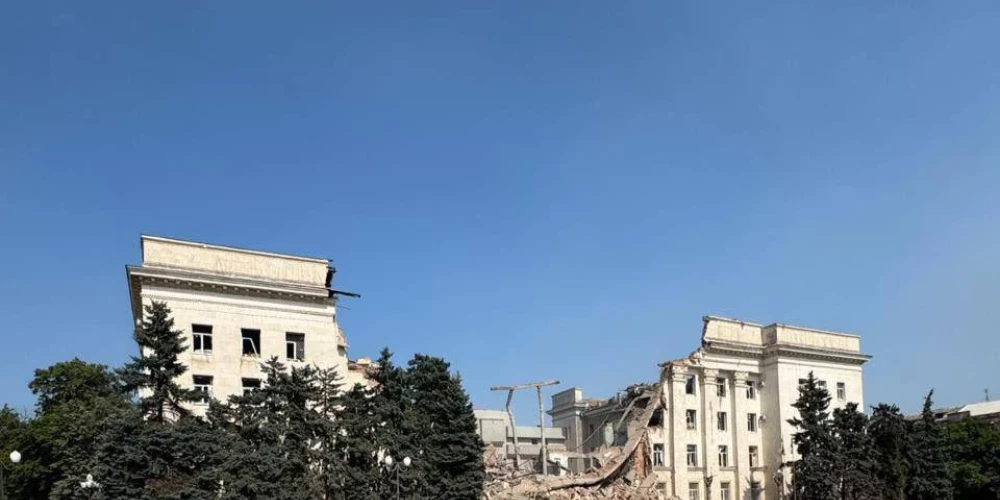 Sagrautā Hersonas administrācijas ēka (foto: Andriy Yermak / X)
