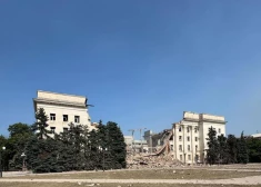 Krievu okupanti sagrauj Hersonas apgabala administrācijas ēku