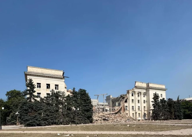 Krievu okupanti sagrauj Hersonas apgabala administrācijas ēku