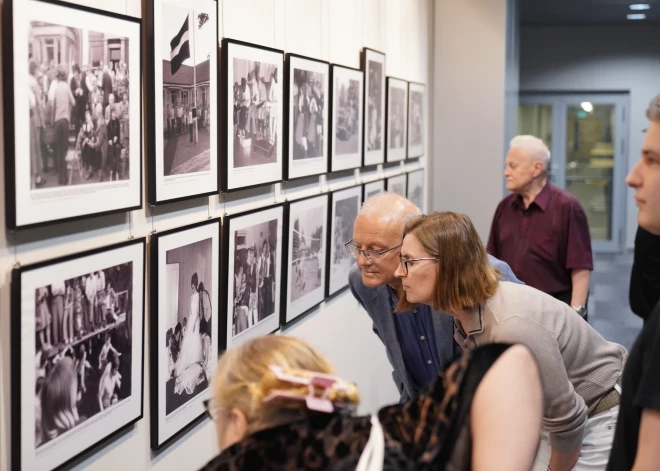 Fotogrāfiju izstādes “Blezūra skats. Latviešu dzīve Lielbritānijā, 1960.-80. gadi” atklāšana (foto: Mārtiņš Ziders)