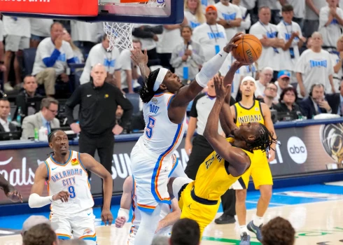 NBA finālsērijas pirmajā spēlē “Pacers” uzvar ar Halibērtona precīzo metienu galotnē.
