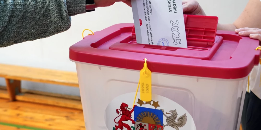 В пятницу с 12:00 до 15:00 можно будет проголосовать на 948 избирательных участках по всей Латвии. 