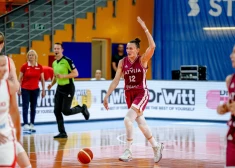 Matīss Rožlapa pie Latvijas sieviešu basketbola izlases stūres debitē ar uzvaru