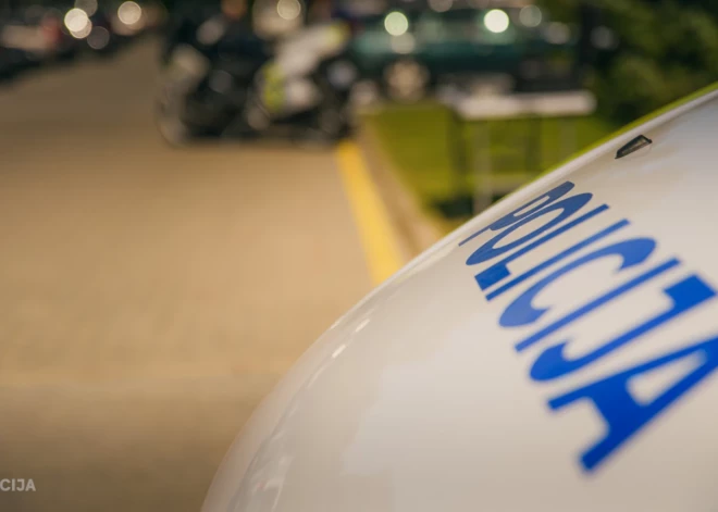 Valsts policija aiztur vīrieti, kurš dzērumā pārvietojas ar zagtu automašīnu