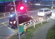 VIDEO: nemirstīgi vai vienkārši dumji? "Latvijas dzelzceļš" publicē videokadrus, kuros redzama šokējoša autovadītāju uzvedība