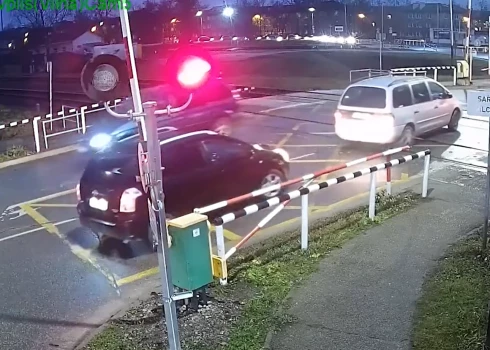 LDz dati liecina, ka šogad pirmajos piecos mēnešos fiksēti 197 gadījumi, kad autovadītāji šķērsojuši dzelzceļa pārbrauktuvi, kad luksoforā dedzis aizliedzošais signāls, un 30 gadījumu, kad autotransports atradies pārbrauktuves zonā starp vai zem aizsargbarjerām pēc to nolaišanas.