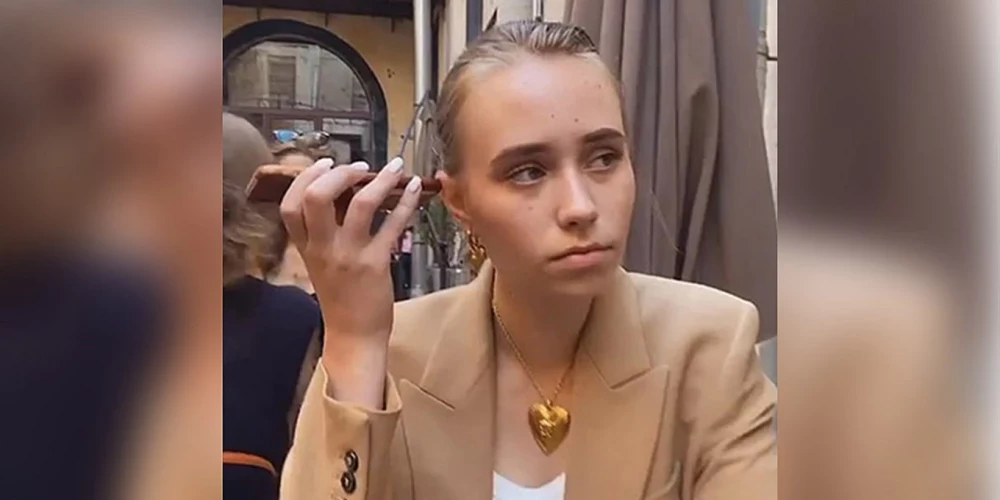 Jeļizavetas “Instagram” profilā redzamas dažādas bildes, kurās viņa apmeklē dārgas viesības, pavada laiku ar draugiem no ietekmīgām ģimenēm un ceļo ar privātām lidmašīnām. 