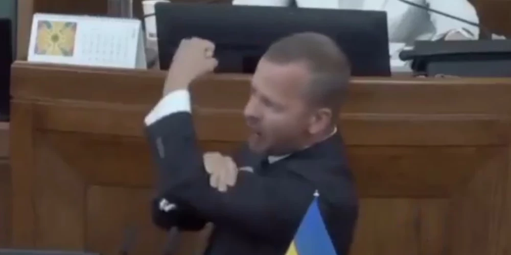 Алексей Росликов с трибуны Сейма не только сказал то, что не понравилось остальным депутатам, но и показал в их сторону неприличный жест.