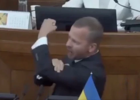 Алексей Росликов с трибуны Сейма не только сказал то, что не понравилось остальным депутатам, но и показал в их сторону неприличный жест.