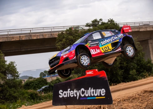 Mārtiņa Seska un Renāra Franča vadītā "Ford Puma Rally1" automašīna lidojumā Sardīnijas rallijā.